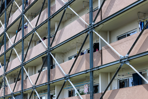 耐震設備が付加された集合住宅