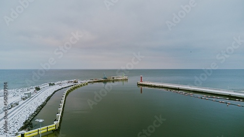 Ujście rzeki Regi do Morza Bałtyckiego w miejscowości Mrzeżyno, województwo Zachodniopomorskie. Zima nad Polskim morzem. 