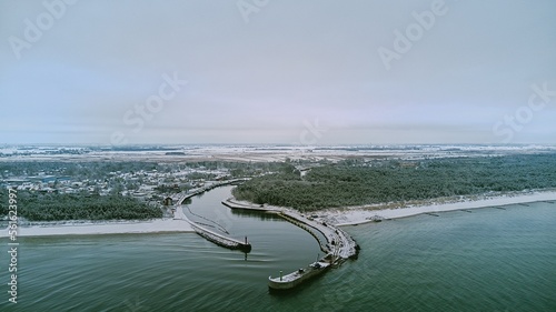 Ujście rzeki Regi do Morza Bałtyckiego w miejscowości Mrzeżyno, województwo Zachodniopomorskie. Zima nad Polskim morzem. 