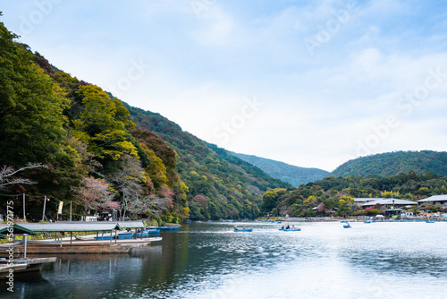 秋の京都桂川ボートと紅葉の嵐山