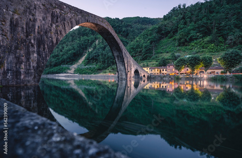 Il ponte del Diavolo o ponte della Maddalena a Borgo a Mozzano, in Toscana. Magica l'atmosfera con lo specchio d'acqua al crepuscolo.