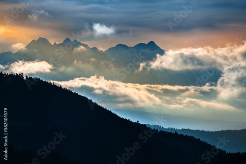 Kolorowy zachód słońca w Tatrach