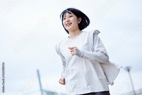 運動する若い日本人女性