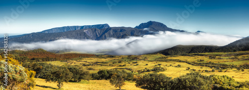 Vue sur le Piton des Neiges depuis la plaine des Cafres, La Réunion.