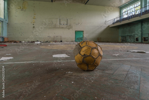 Opuszczony Stadion Gwardii żużlowo piłkarski w Warszawie. Sala treningowa , zrujnowane wnętrze.