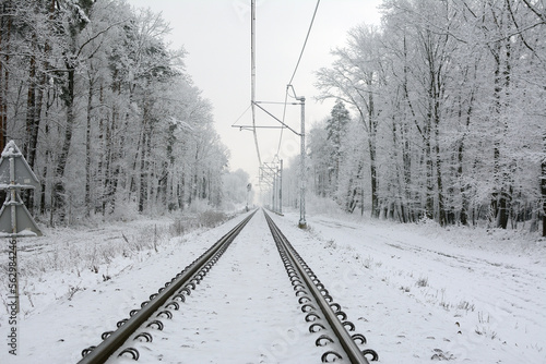Tory kolejowe w zimowej scenerii