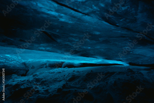 Das Tageslicht scheint zwischen der Decke einer Eishöle in Islands Gletschern hindurch