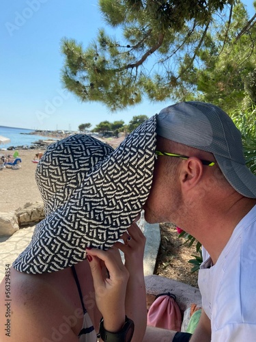 dwie całujące się osoby na plaży z okazji święta miłości