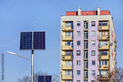 Bloki mieszkalne w spółdzielni mieszkaniowej - kolorowa elewacja i panelem fotowoltaicznym