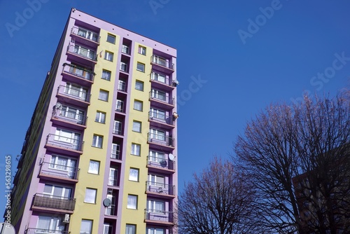 Bloki mieszkalne w spółdzielni mieszkaniowej - kolorowa elewacja