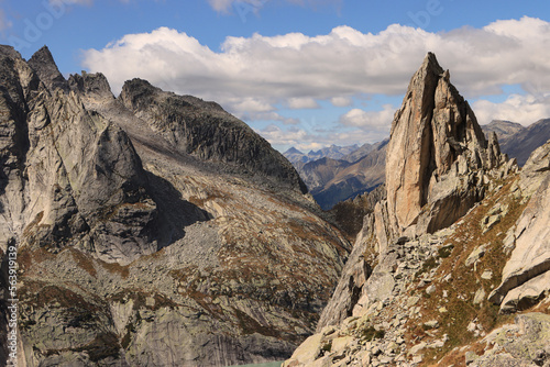 Wildromantische Alpenlandschaft des Bergell; Bergkranz um den Albignasee mit Al Gal (2774m) links und Piz del Päl rechts