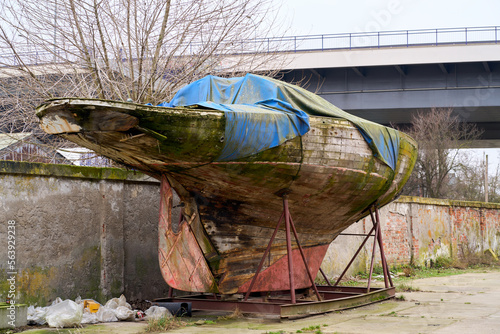 stara zniszczona łódź 