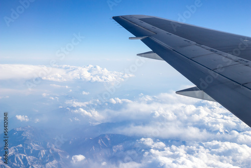 하늘을 비행중인 비행기의 날개. 비행기 실내에서 담은 구름 밑 자연