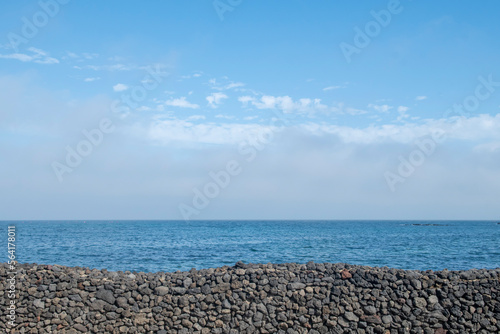 제주도 돌로 만든 돌담과 함께 펼쳐진 아름다운 바다와 하늘, 여행을 떠울리게 만드는 사진