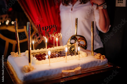 stylowy urodzinowy tort