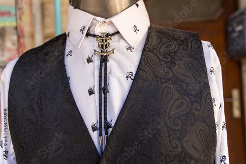 Mannequin wearing a bolo tie in the shape of the Cross of Camargue.