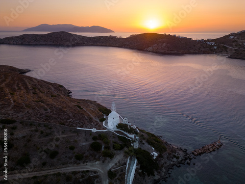 Kościół na wyspie Ios Grecja cyklady z drona