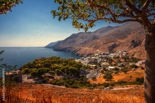 Morskie widoki. Greckie krajobrazy z wyspy Kreta. Wakacyjne podróże po Grecji. Grecka wyspa. Klimat relaksu. Niebieskie niebo. 