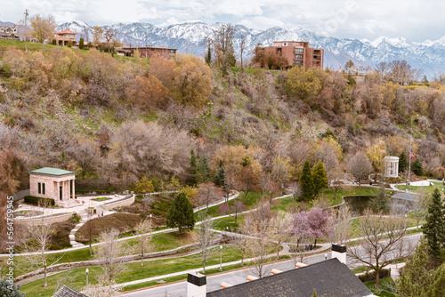 Parque Urbano Memory Grove Park en Salt Lake City, Utah, Estados Unidos de America, al inicio de la primavera.