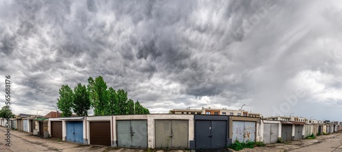 ciemne burzowe chmury i szereg garaży samochodowych
