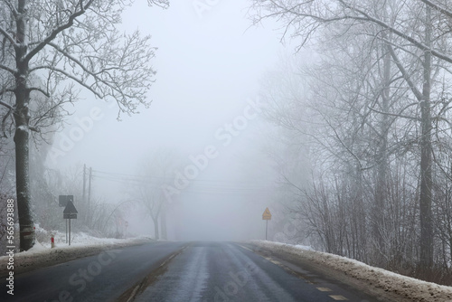 Droga zimą pokryta lodem ze mgle. Słaba widoczność.