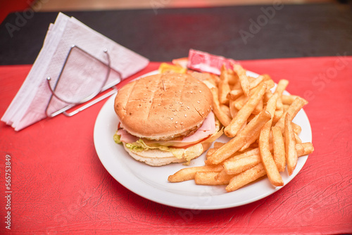 Hamburguesa casera con papas fritas muy tentador