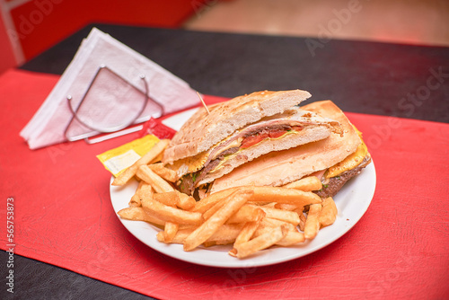 Hamburguesa casera con papas fritas muy tentador