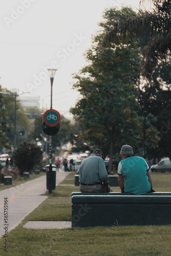 Personas mayores sentadas hablando en un parque 