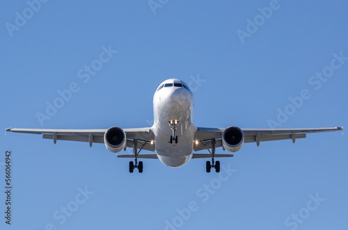 Avión de color blanco cara a cara Airbus A320 Aterrizando en el aeropuerto de La Palma en España 2