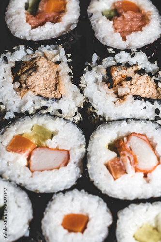 taca sushi jako przekąska z ryżem wodorostami i łososiem 