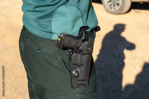 Imagen de la cintura y armas reglamentaria de un agente de la Guardia Civil.