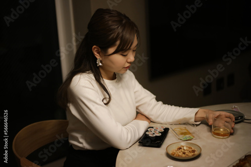 一人で食事する女性