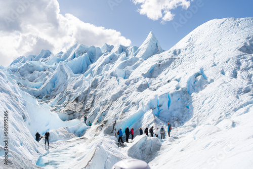 Las personas van caminando y explorando el glaciar Perito Moreno en la Patagonia Argentina. 