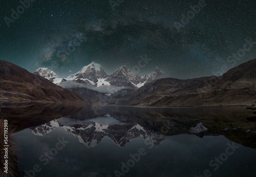 Panorámica de noche reflejado de la Vía Láctea y estrellas en la laguna Carhuacocha en la cordillera de Huayhuash