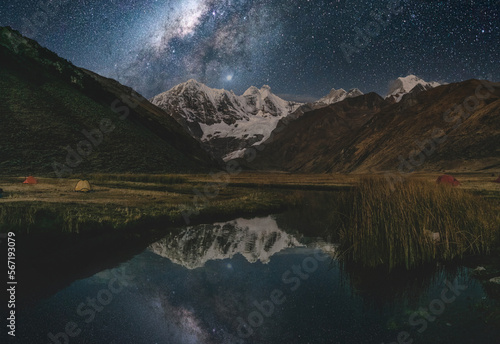 Vía Láctea en reflejado en la laguna de Jahuacocha en la cordillera Huayhuash andes peruanos