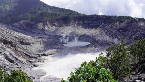 タンクバン・パラブ火山は、インドネシアのバンドンに位置する活火山です。その壮大な景観と独特の地形は、観光客を魅了し、バンドンの旅行先の1つとして人気があります。