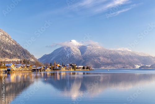 Sonniger Wintermorgen am Walchensee mit Spiegelung und Blick auf Jochberg mit Schneegipfel