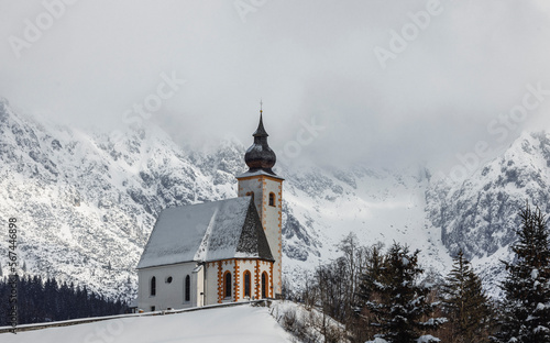 Kirche St.Nikolaus auf dem Hügel im Winter
