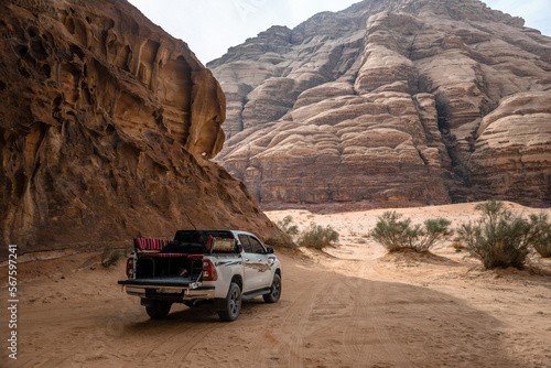 samochód terenowy na pustyni