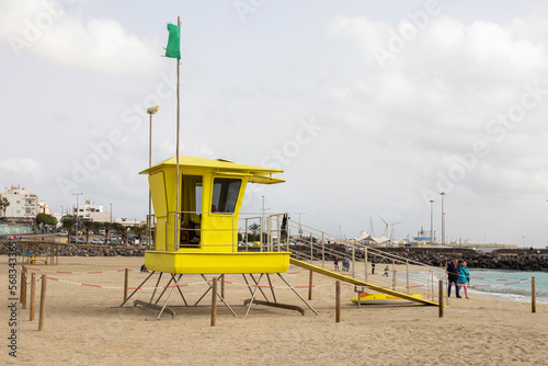 Żółta budka ratownika na plaży, Fuerteventura