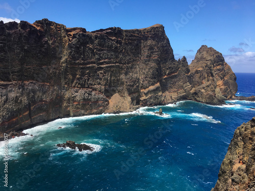 Steilküste im atlantischen Ozean auf der portugisischen Insel Madeira.