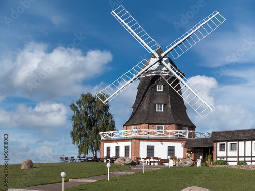 historische Windmühle an der Ostseeküste