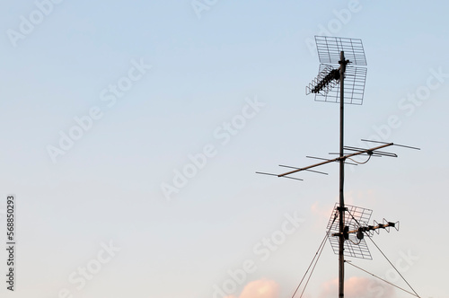 Antenna televisiva italiana con sfondo di cielo al tramonto