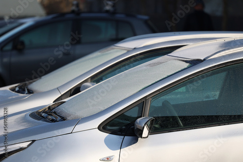 Zimowy Poranny szron na szybach zaparkowanych samochodów