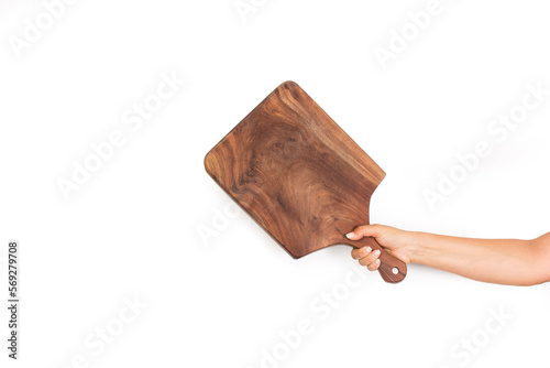 Mano de mujer sosteniendo una tabla de madera sobre un fondo blanco liso y aislado. Vista de frente y de cerca. Copy space
