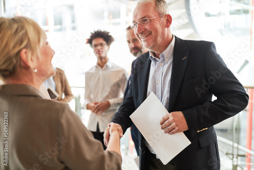 Älterer Business Mann als Manager beim Händeschütteln