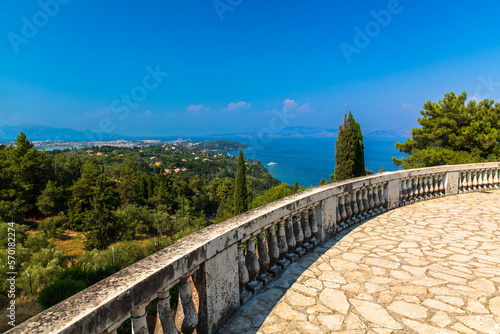 Blick von der Gartenterrasse des Achilleion auf Korfu Richtung Kerkyra