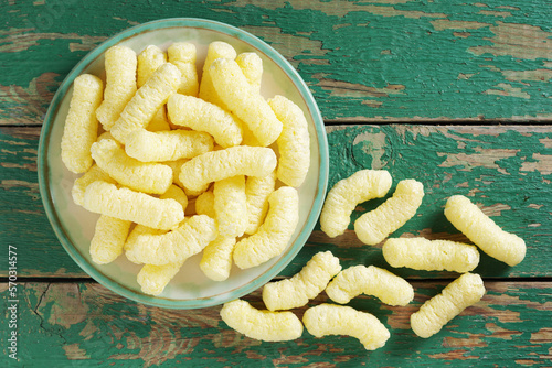 Crispy corn puffs
