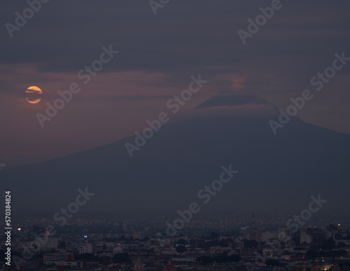Popocatépetl y la luna al amanecer en un día nublado