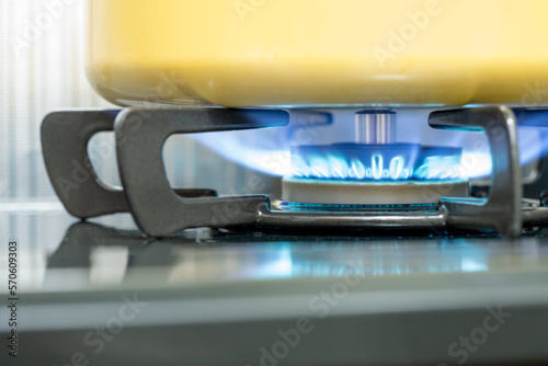 ガスコンロで鍋を温めるイメージ